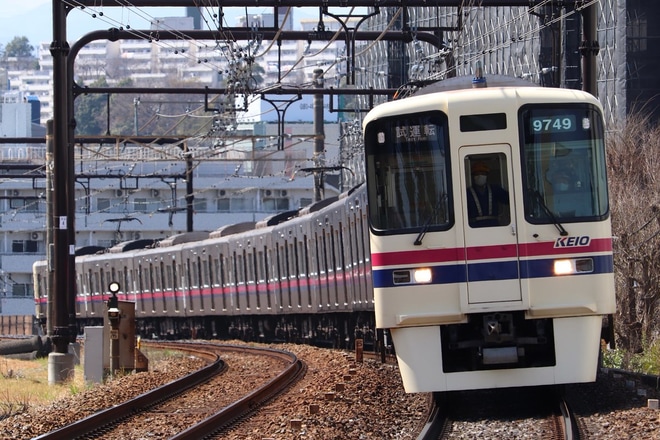 【京王】9000系9749F 若葉台工場出場試運転を京王永山駅で撮影した写真
