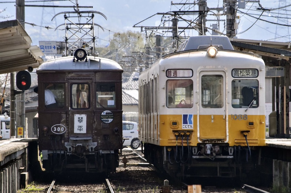 【JR四】キハ185系レトロカラー＆ことでんレトロ電車讃岐のレトロ列車ツアーの拡大写真