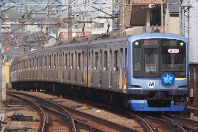 【横高】Y500系Y517Fが「YOKOHAMA DeNA BAYSTARS TRAIN」仕様にを祐天寺駅で撮影した写真