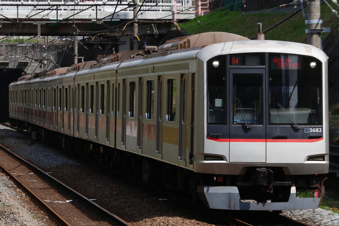 【東急】5080系5182F長津田へ回送を青葉台駅で撮影した写真