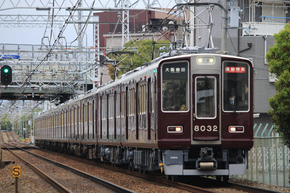 【阪急】8000系 8032Fが10連運用代走中の拡大写真