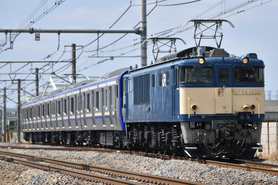 【JR東】E235系クラJ-10編成 配給輸送の拡大写真