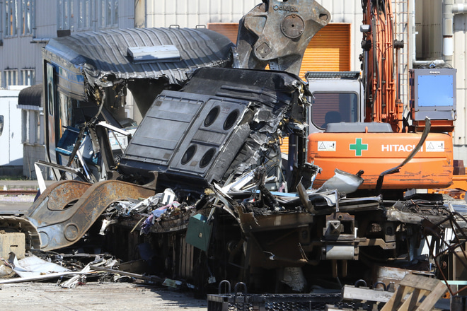 【JR四】2000系2211/2205/2010が解体を多度津工場で撮影した写真