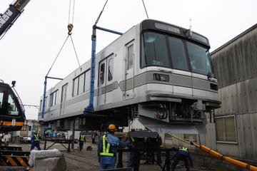 【北鉄】元東京メトロ03系03-129Fが陸送後、内灘でレールに乗せる作業を実施
