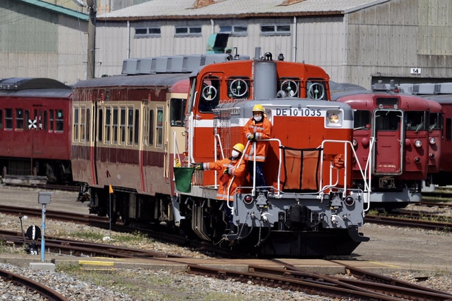 【JR西】クハ455-701及び413系B06編成が国鉄急行色で松任本所内で入換を金沢総合車両所松任本所付近で撮影した写真