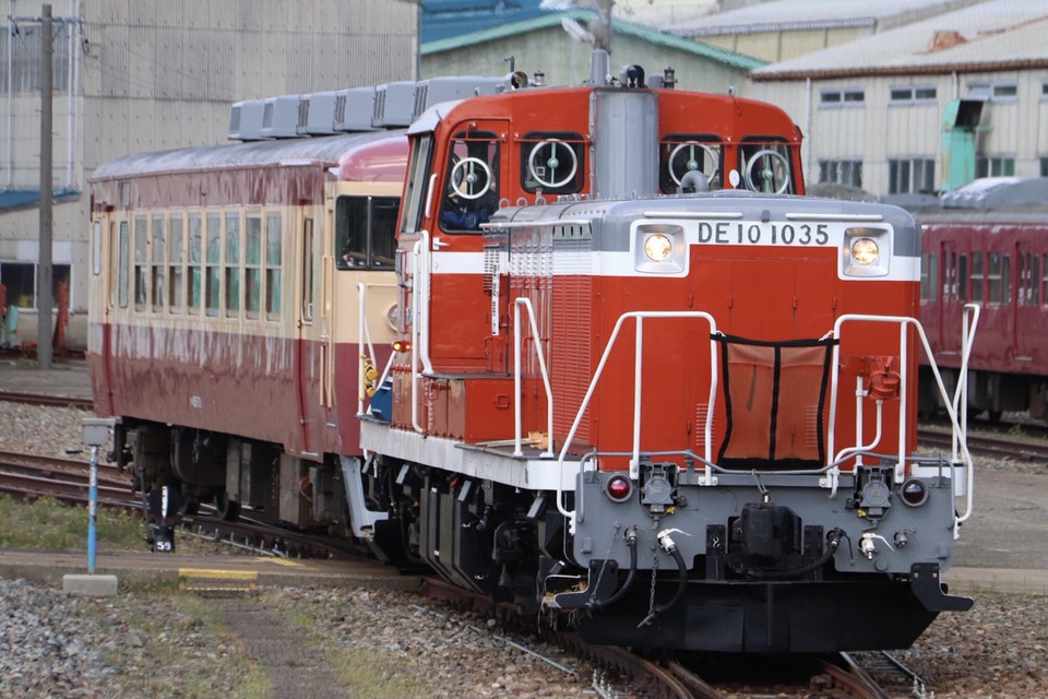 【JR西】クハ455-701及び413系B06編成が国鉄急行色で松任本所内で入換の拡大写真