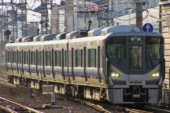 【JR西】225系HF410編成網干入場回送を尼崎駅で撮影した写真