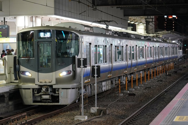 【JR西】225系HF437編成吹田総合車両所出場回送を大阪駅で撮影した写真