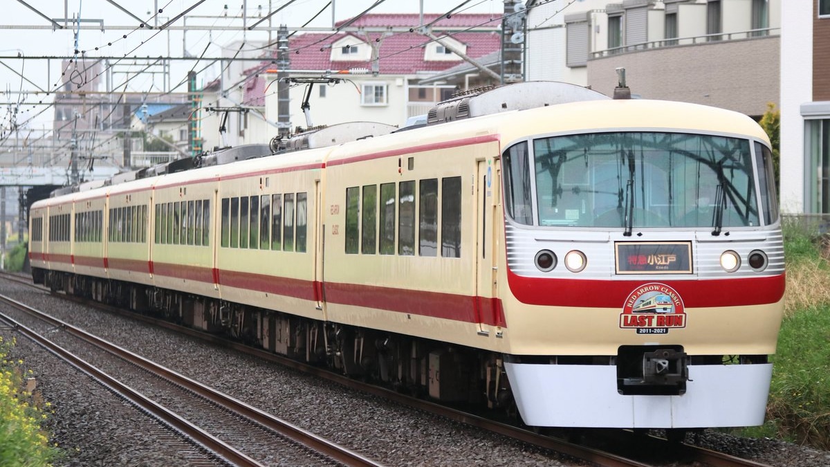 西武】10000系10105F「レッドアロークラシック」ラストランロゴ貼り