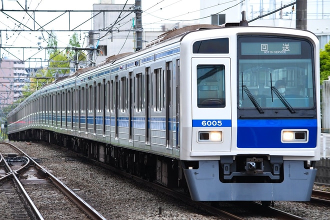 【西武】6000系6105F玉川上水車両基地へを東伏見駅で撮影した写真
