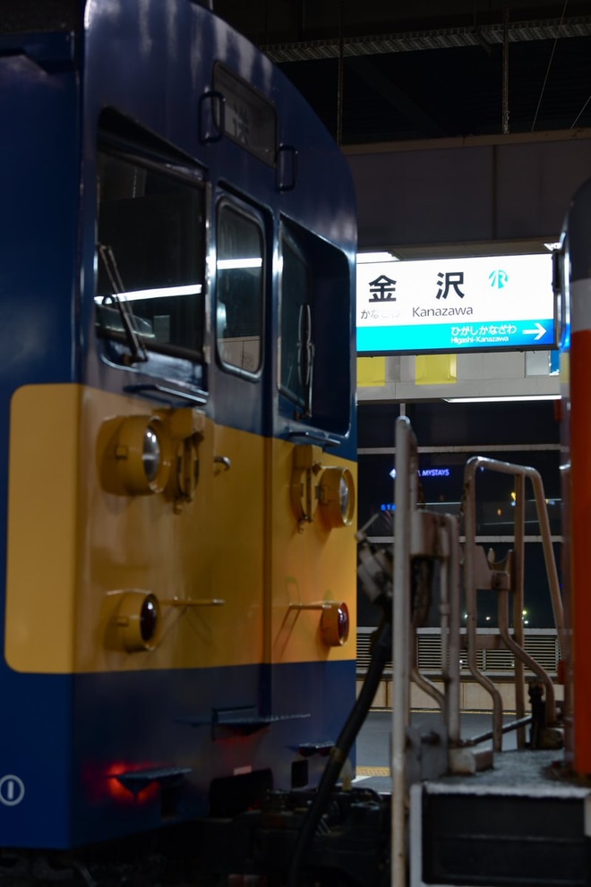 【JR西】クモヤ145-1052が金沢へを金沢駅で撮影した写真