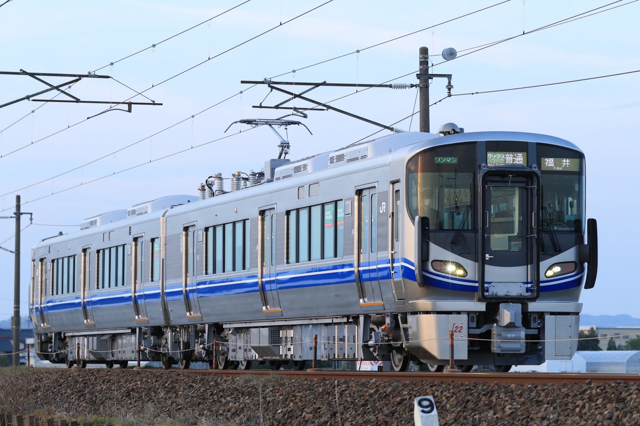 【JR西】521系4次車J22編成営業運転開始の拡大写真