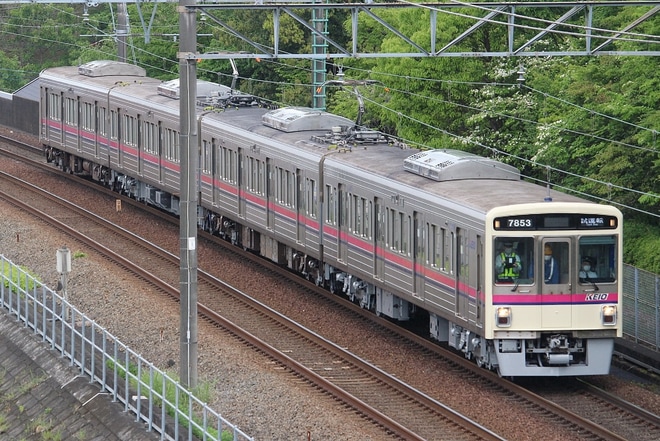 【京王】7000系7803F出場試運転を南大沢駅付近で撮影した写真