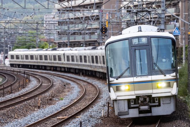 【JR西】221系A15編成＋C2編成京都支所へ回送を島本〜山崎間で撮影した写真