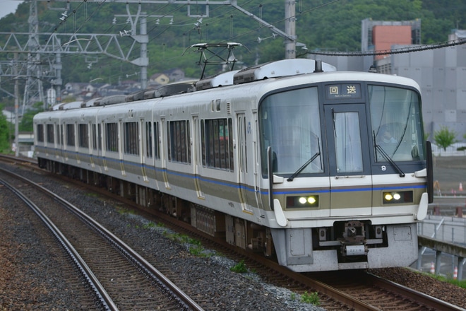 【JR西】221系C3編成京都支所へ回送を島本駅で撮影した写真