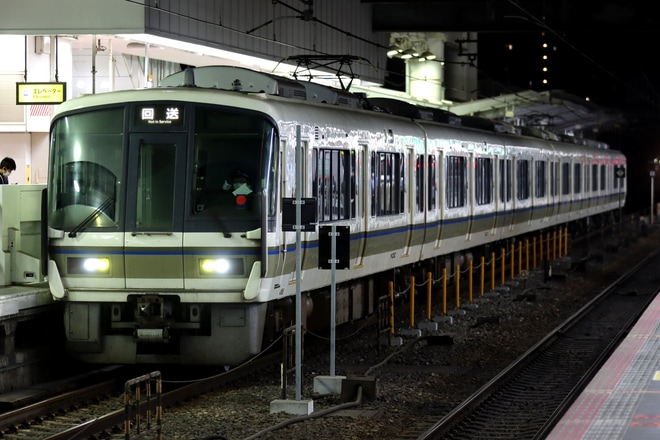 【JR西】221系K2編成と網干の中間車2両が森ノ宮へ疎開回送を大阪駅で撮影した写真