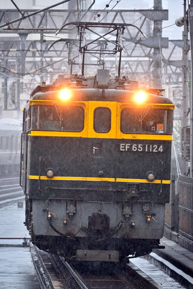【JR西】EF65-1124返却を六甲道駅で撮影した写真