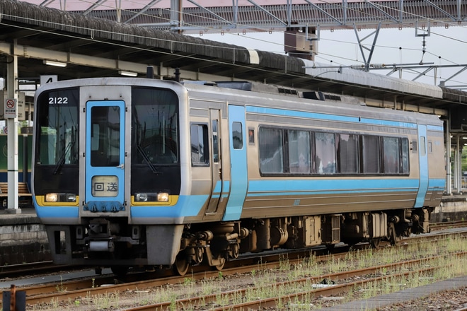 【JR四】2000系2122号廃車回送を多度津駅で撮影した写真