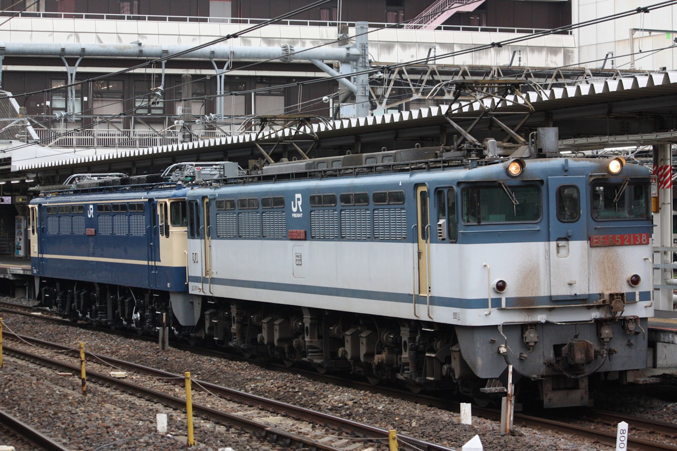 【JR貨】EF65-2090出場し、国鉄特急色にの拡大写真