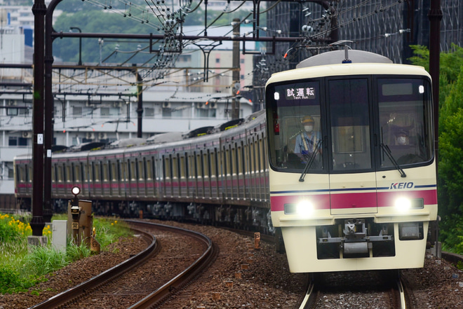 【京王】8000系8702F出場試運転を京王永山駅で撮影した写真