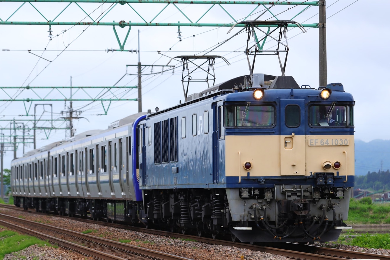 【JR東】E235系クラJ-11編成 配給輸送の拡大写真