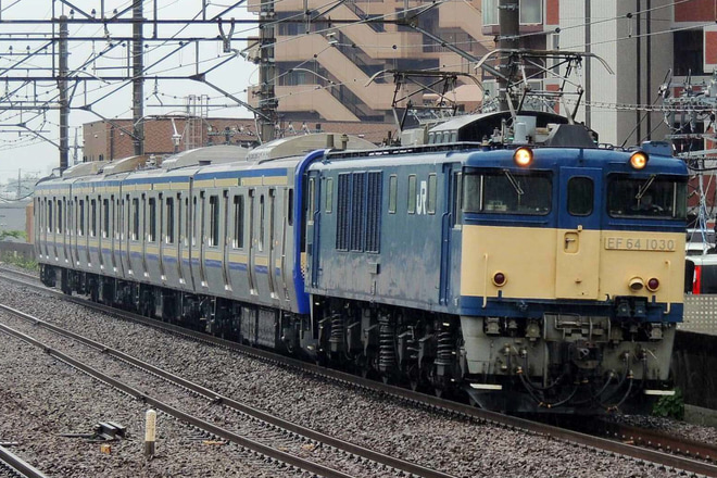 【JR東】E235系クラJ-11編成 配給輸送を新座駅で撮影した写真