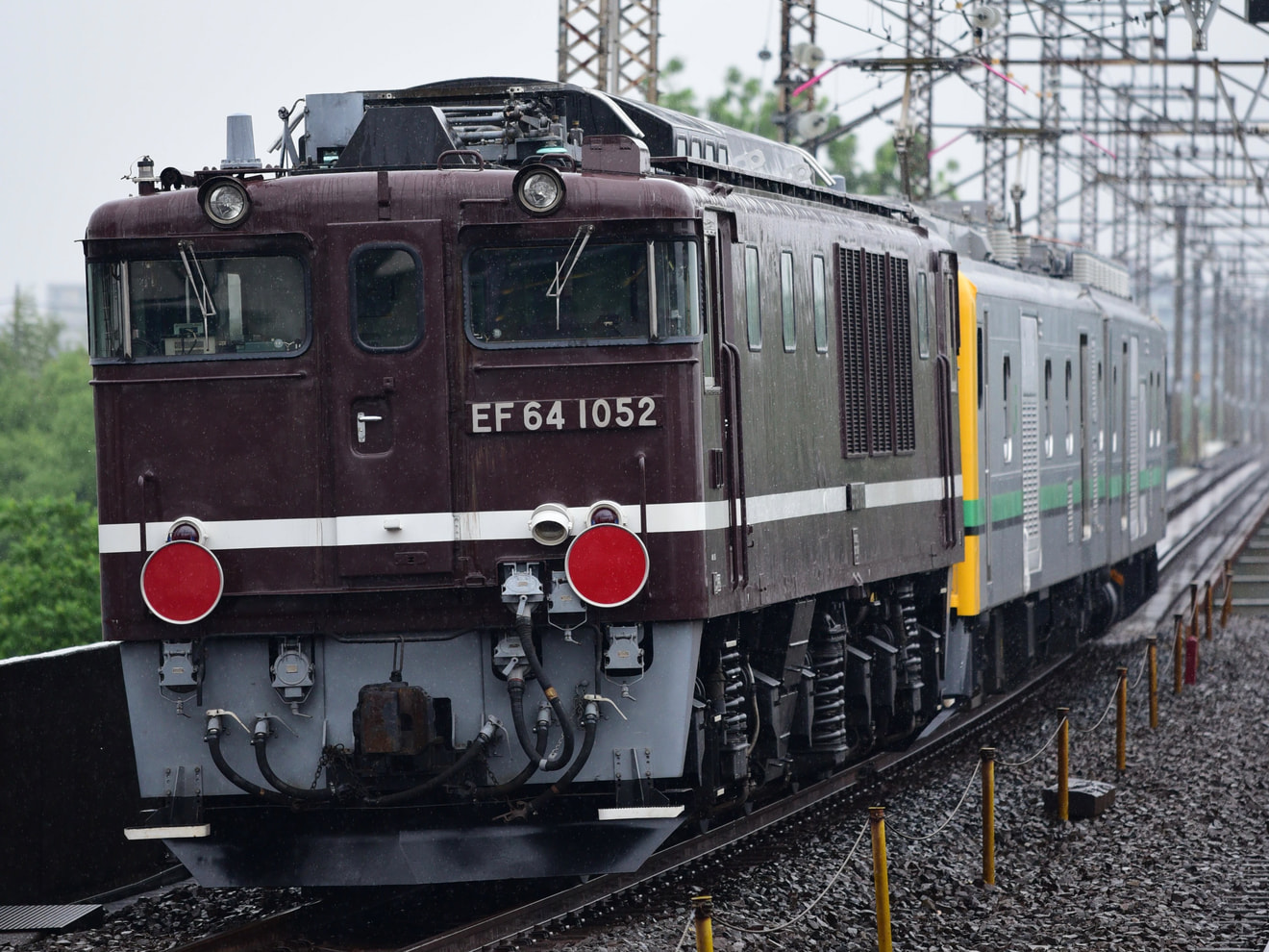 【JR東】E493系オク01編成とEF64-1052が中央線方面への拡大写真