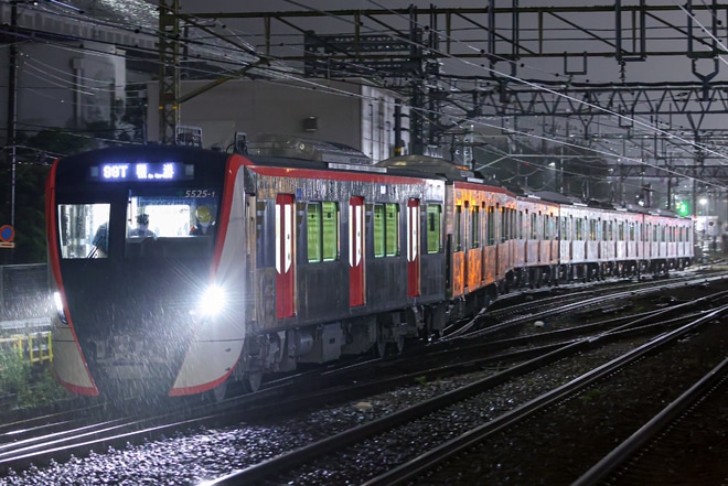 【都営】5500形5525編成J-TREC横浜事業所出場回送を金沢八景駅で撮影した写真