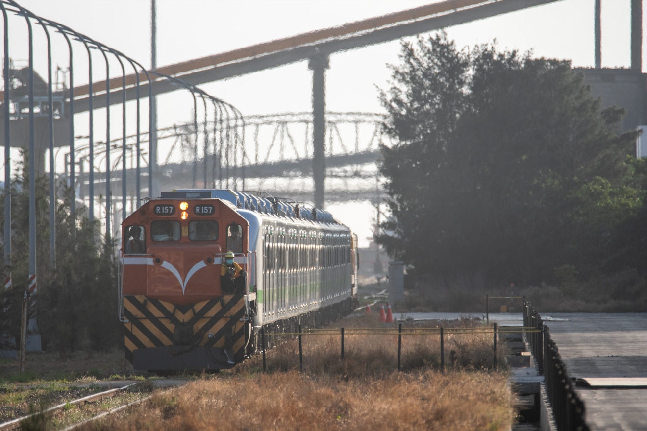 【台鐵】EMU900EMU904編成が輸送の拡大写真