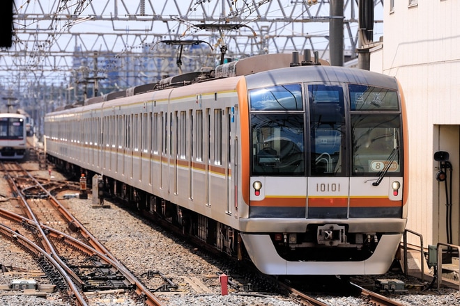 【メトロ】10000系10101Fが8連となり新木場へ回送を和光市駅で撮影した写真