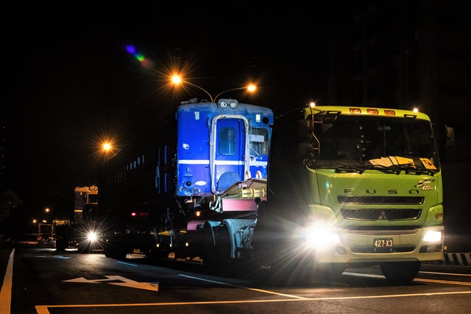 【台鐵】35DR2200型の2両、台湾車輌へ陸送を不明で撮影した写真