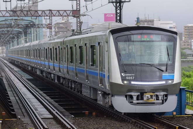 【小田急】新型車両5000形5057×10(5057F)日中本線試運転を厚木駅で撮影した写真