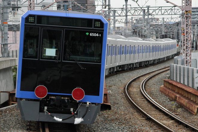 【都営】6500形6504編成甲種輸送を鴫野駅で撮影した写真