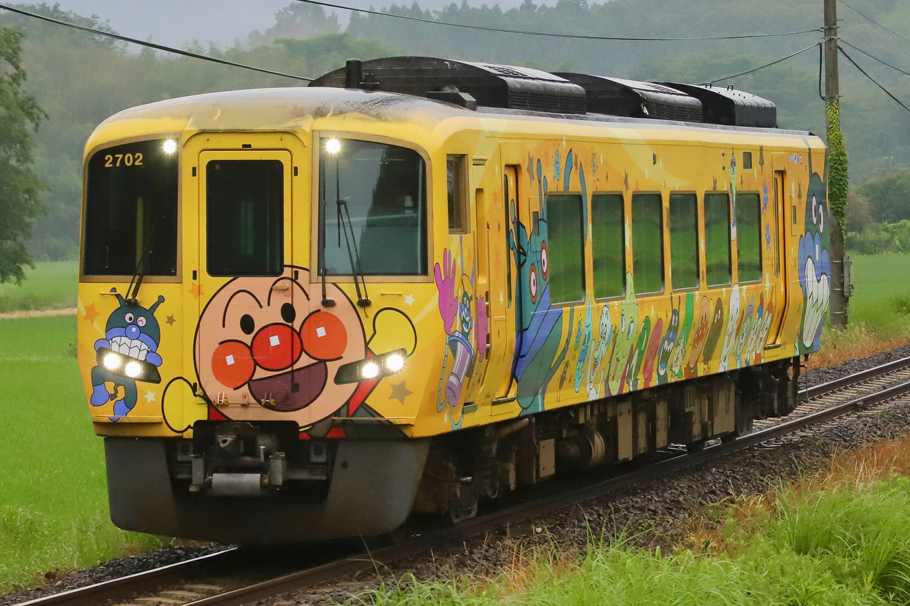 【JR四】2700系2702号「きいろいアンパンマン列車」多度津工場入場の拡大写真