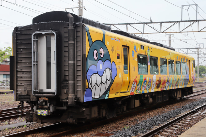 【JR四】2700系2702号「きいろいアンパンマン列車」多度津工場入場を多度津駅で撮影した写真