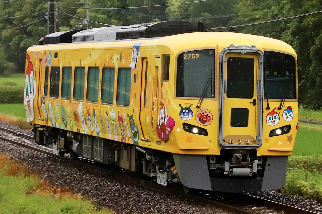【JR四】2700系2752号「きいろいアンパンマン列車」多度津工場出場の拡大写真