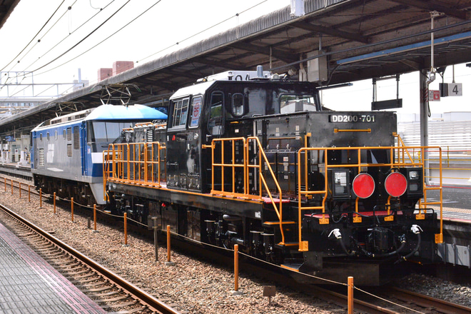 【JR九】DD200-701 甲種輸送を明石駅で撮影した写真
