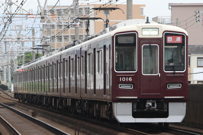 【阪急】1000系1016F返却回送を上新庄駅で撮影した写真