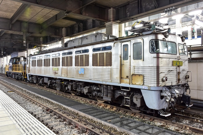 【JR九】DD200-701甲種輸送にEF81-303が充当を博多駅で撮影した写真