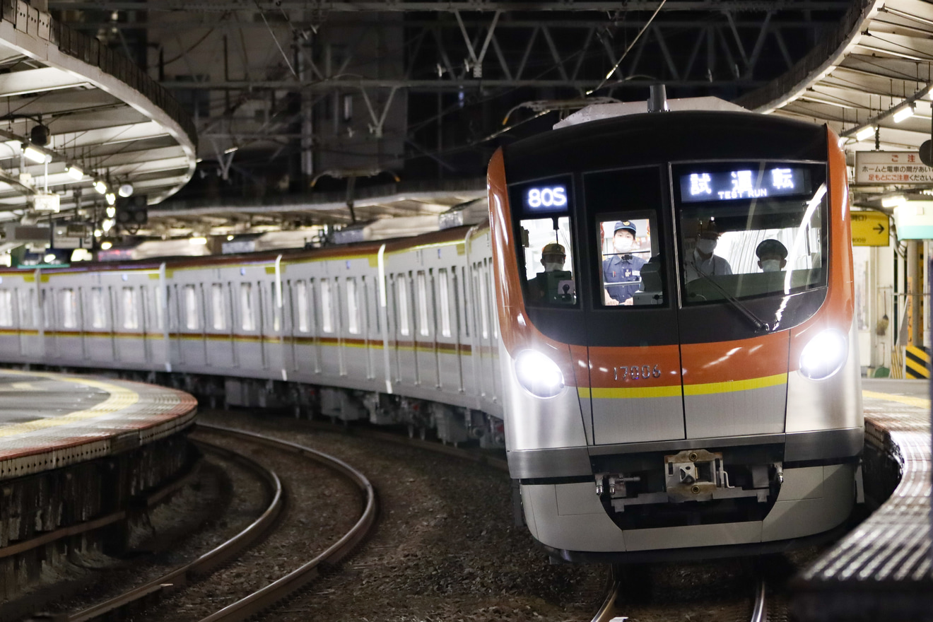 【メトロ】17000系17106F 台車性能確認で東武池袋駅へ入線の拡大写真