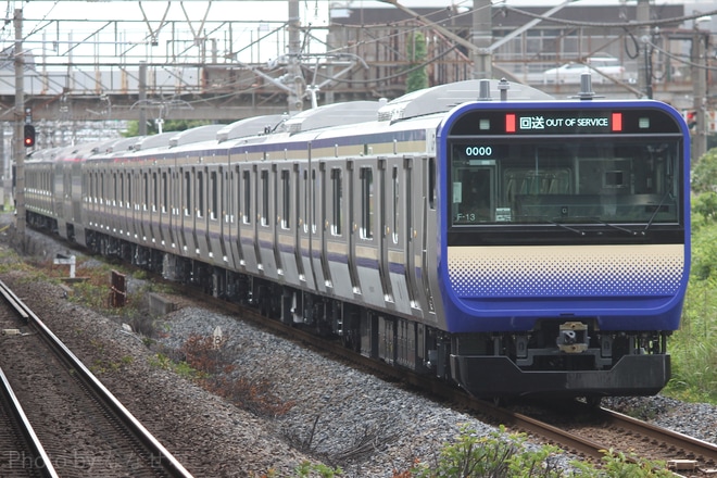 【JR東】E235系クラF-13編成 配給輸送を新川崎駅で撮影した写真