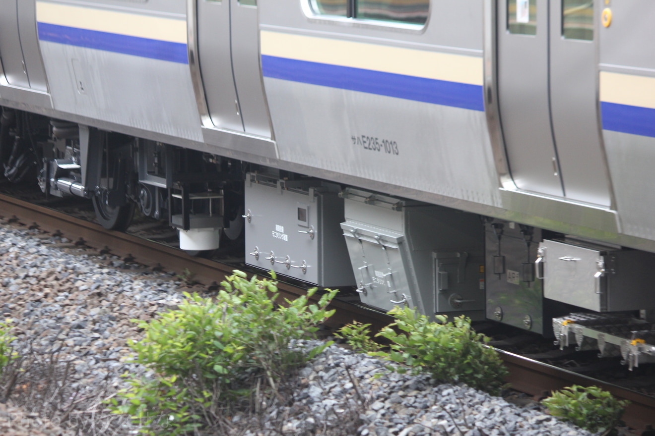 【JR東】E235系クラF-13編成 配給輸送の拡大写真