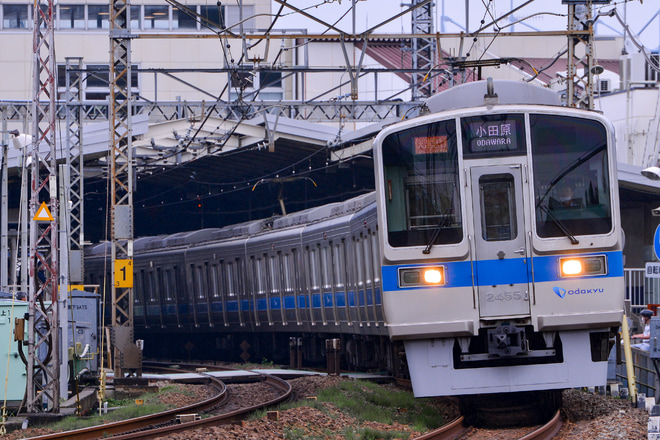 【小田急】2000形2055×8(2055F)による快速急行小田原行きを東海大学前～秦野間で撮影した写真