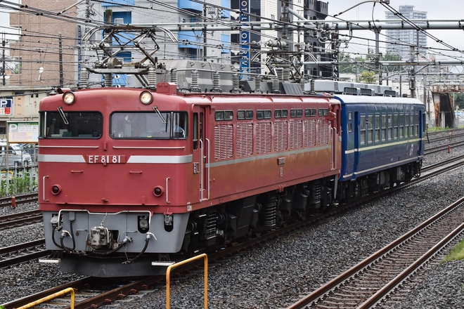 【JR東】EF81-81とオヤ12-1が盛岡から尾久へを西川口駅で撮影した写真