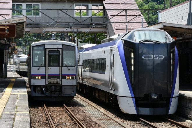 【JR西】美祢色のキハ120-22が大糸線で運用を南小谷駅で撮影した写真