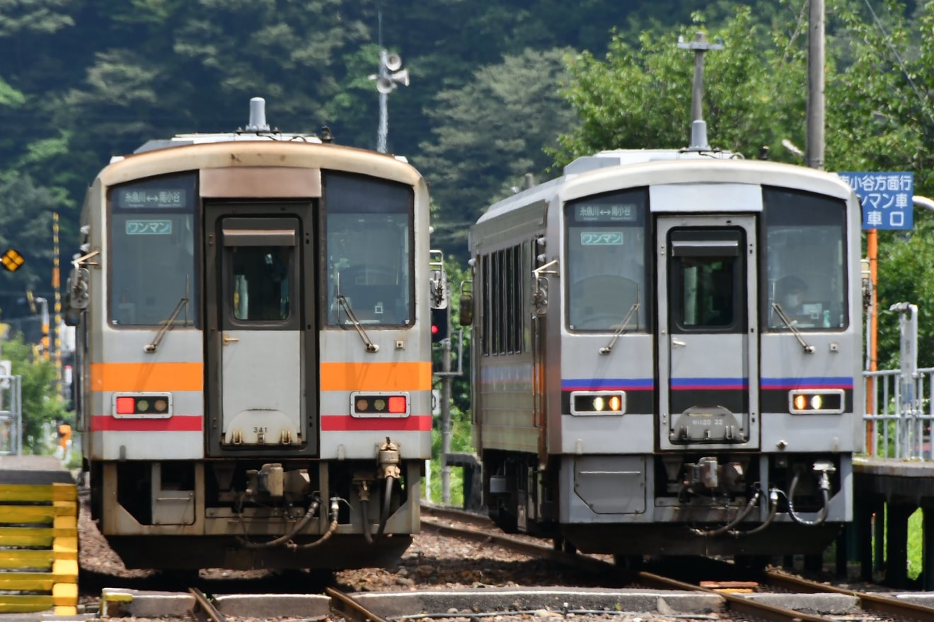 【JR西】美祢色のキハ120-22が大糸線で運用の拡大写真