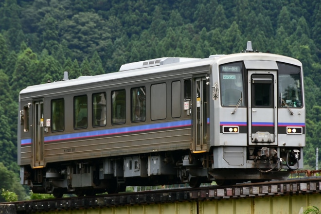 【JR西】美祢色のキハ120-22が大糸線で運用を不明で撮影した写真