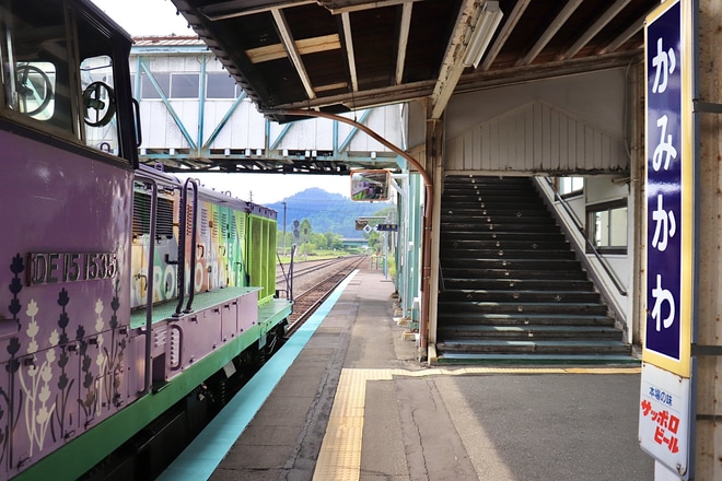 【JR北】富良野・美瑛ノロッコ号用客車を使用いた石北本線試運転を上川駅で撮影した写真