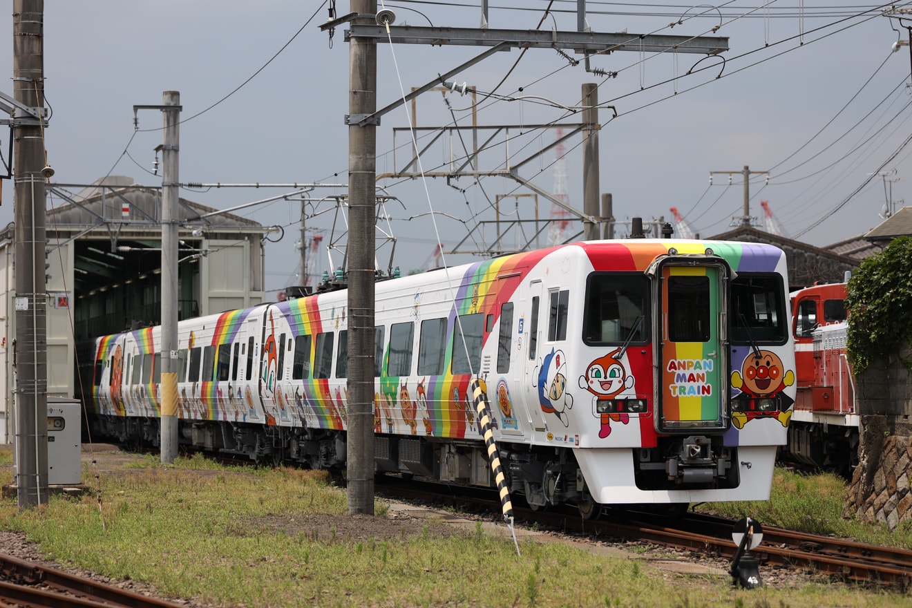 【JR四】8000系S3編成(8000系アンパンマン列車)構内試運転の拡大写真