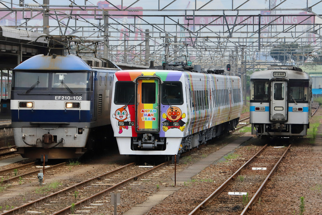 【JR四】8000系S3編成(アンパンマン列車)全検を終えて多度津工場出場を多度津駅で撮影した写真